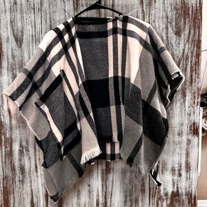 Women's‎ Black & White Plaid Acrylic Shawl w/ Pockets